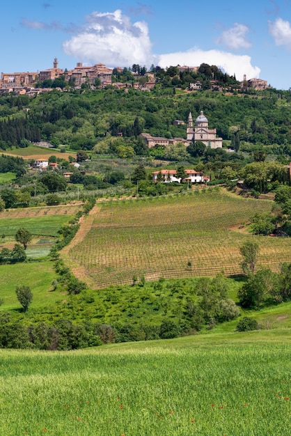 Blick auf die Kirche San Biagio und Montepulciano