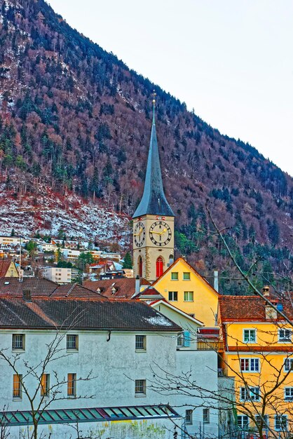 Blick auf die Kirche St. Martin und die Alpen in Chur. Chur ist die Hauptstadt des Kantons Graubünden in der Schweiz. Es liegt im alpinen Bündner Rheintal. Die Stadt ist die älteste Stadt der Schweiz