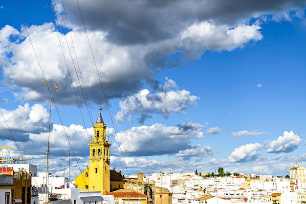 Blick auf die Kirche von Santiago de Alcala de Guadaira, Sevilla, Spanien.