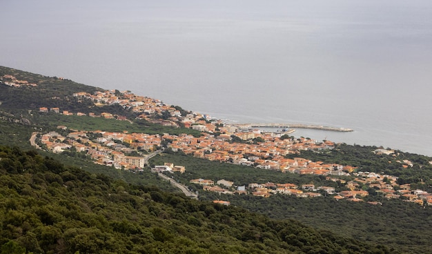 Blick auf die kleine touristische Stadt am Meer Cala Gonone Sardinien Italien