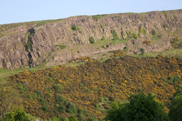 Blick auf die Klippe in Salisbury Crags, Holyrood Park, Edinburgh, Schottland