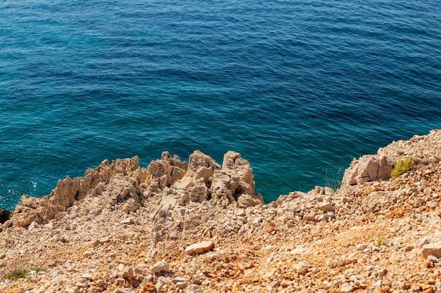 Blick auf die Klippe Stara Baska, Insel Krk in Kroatien