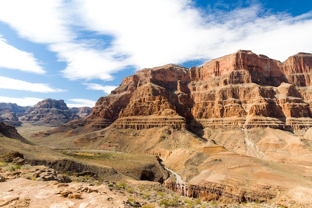 Blick auf die Klippen des Grand Canyons und die Wüste