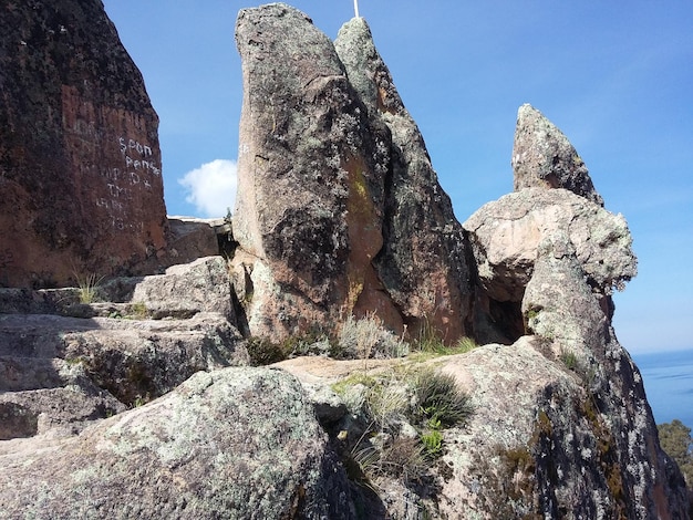 Blick auf die Klippen und den Titicaca-See Copacabana Bolivien