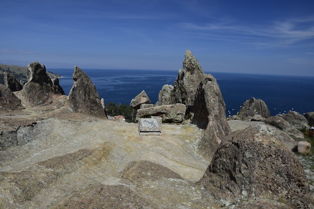 Blick auf die Klippen und den Titicaca-See Copacabana Bolivien