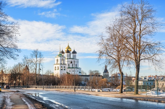 Blick auf die Kreml-Dreifaltigkeitskathedrale in Pskow von einem Park am Ufer des Flusses Pskow