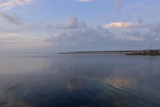 Blick auf die Krimbrücke vom Damm im Morgengrauen eines Sommertages schöne Meereslandschaft Kertsch Russland