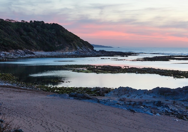 Blick auf die küste bei sonnenuntergang vom strand (in der nähe von saint-jean-de-luz, frankreich, biskaya).