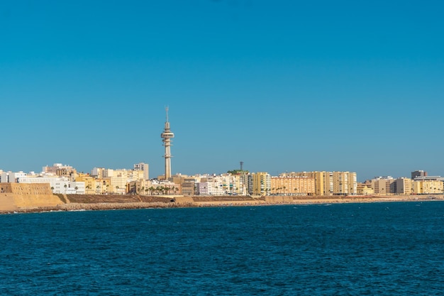 Blick auf die Küste der Stadt Cadiz in Andalusien