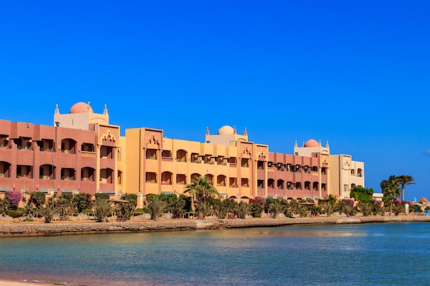 Blick auf die Küste des Roten Meeres am Strand in Hurghada, Ägypten