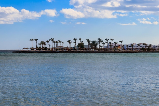 Blick auf die Küste des Roten Meeres am Strand in Hurghada, Ägypten