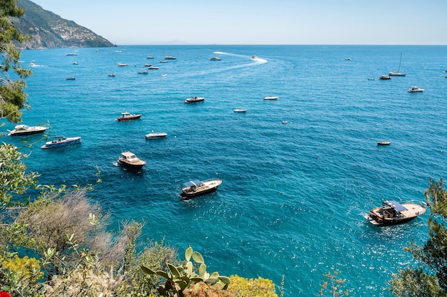 Blick auf die Küste des Tyrrhenischen Meeres in Positano Italien