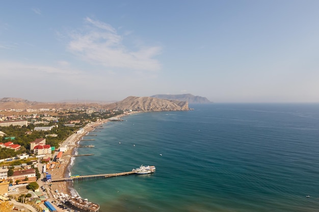 Blick auf die Küste von Sudak von der Mauer der genuesischen Festung