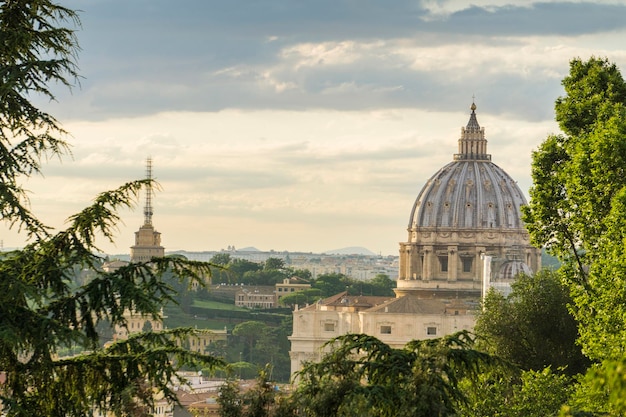 Blick auf die Kuppel des Petersdoms in Rom Italien