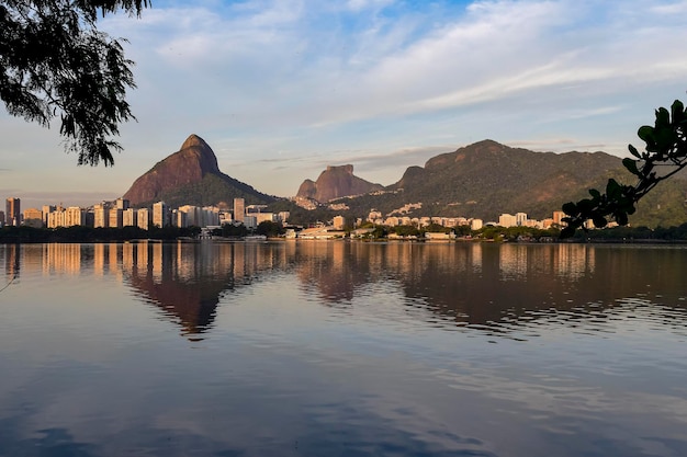 Blick auf die Lagune Rodrigo de Freitas im Morgengrauen mit Dois Irmao Hill und Pedra da Gavea im Hintergrund