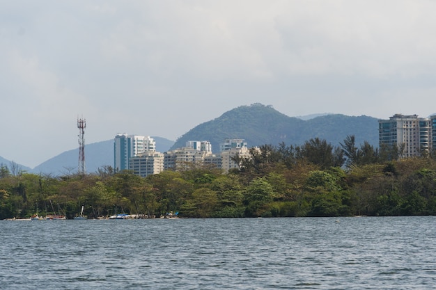 Blick auf die Lagune von Marapendi mit Gebäuden im Hintergrund und Fähren, die auf Passagiere warten