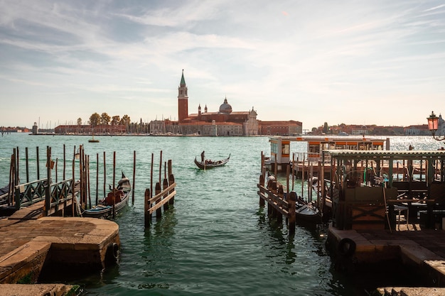 Blick auf die Lagune von Venezia mit dem Pier und der Kirche San Giorgio Maggiore, Veneto, Italien.