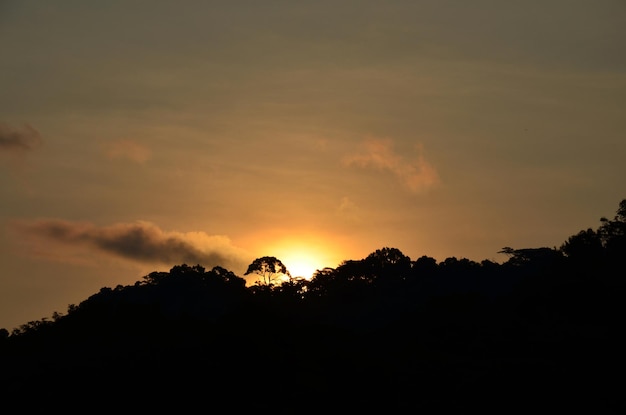 Blick auf die Landschaft Bergwald und Himmel Wolkengebilde bei Sonnenuntergang Abenddämmerung Zeit für Thais ausländische Reisende Reisebesuch Ruhe entspannen am Aussichtspunkt der Insel Koh Chang in Trat Thailand