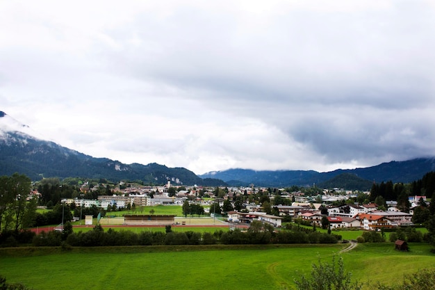 Blick auf die Landschaft der Alpenberge und das Stadtbild der Stadt Reutte ist eine Marktgemeinde für Besucher und Einkäufe am 2. September 2017 im Bundesland Tirol in Österreich