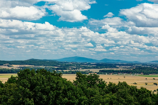 Blick auf die Landschaft der Berge von Niederschlesien, Polen