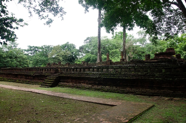 Blick auf die Landschaft der Buddha-Statue im Wat Phra Sing in der antiken Gebäude- und Ruinenstadt Kamphaeng Phet Historical Park ist eine archäologische Stätte und das Aranyik-Gebiet in Kamphaeng Phet Thailand