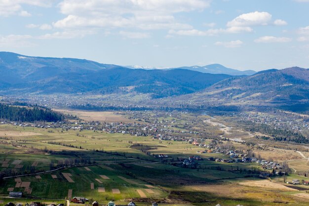 Blick auf die Landschaft der Karpaten an bewölkten Sommertagen Berggipfel Wälder Felder und Wiesen wunderschöne Naturlandschaft