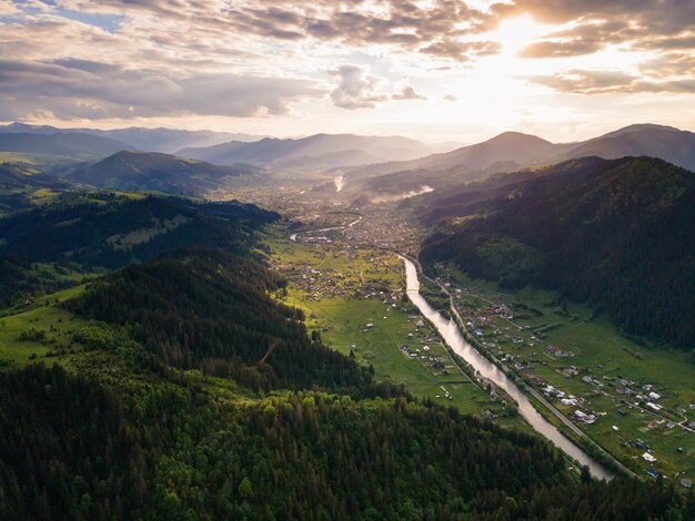 Blick auf die Landschaft der Karpaten und der Bergstadt. Werchowyna, Ukraine.