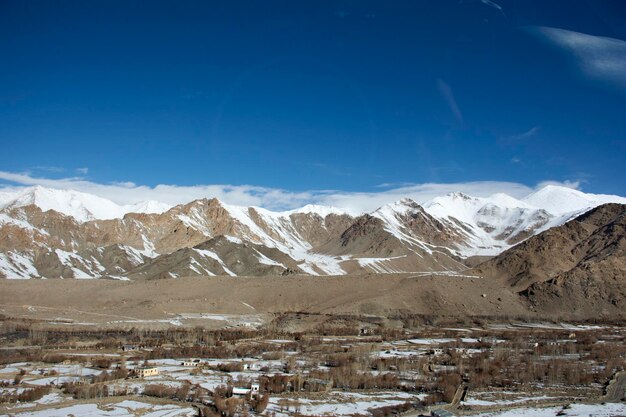 Blick auf die Landschaft des Dorfes Leh Ladakh von der Khardung La Road im Himalaya-Gebirge zwischen dem Nubra-Tal und dem Pangong-See in Jammu und Kaschmir, Indien