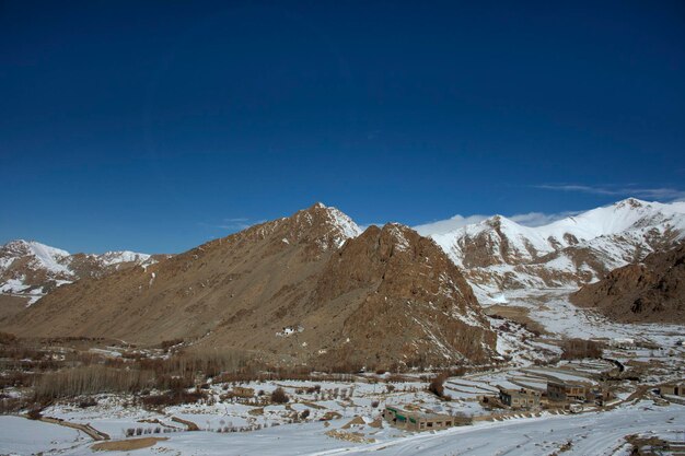 Blick auf die Landschaft des Dorfes Leh Ladakh von der Khardung La Road im Himalaya-Gebirge zwischen dem Nubra-Tal und dem Pangong-See in Jammu und Kaschmir, Indien