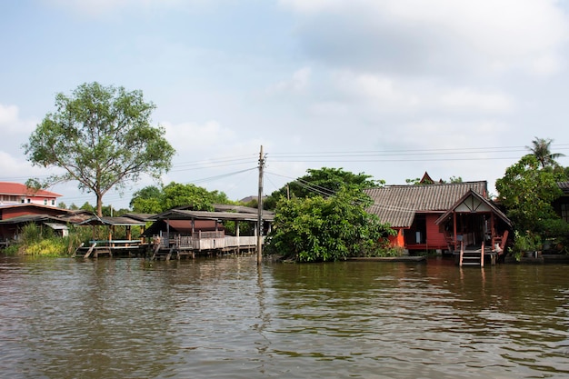 Blick auf die Landschaft des Kanals Khlong Om Non bei Wat Tanod Bangyai in Nonthaburi Thailan