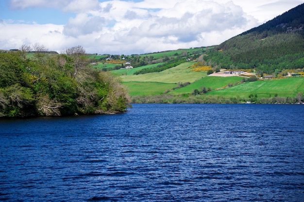 Blick auf die Landschaft im See von Loch Ness in Schottland. Loch Ness ist eine Stadt in den Highlands in Schottland im Vereinigten Königreich.