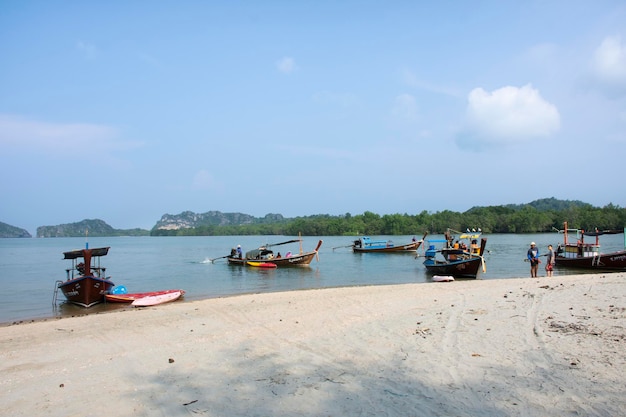 Blick auf die Landschaft, Meereslandschaft und lokale thailändische Fischer, die am 12. April 2022 in Satun, Thailand, in La ngu Ko Khao Yai und Prasat Hin Pan Yod in La ngu besuchen