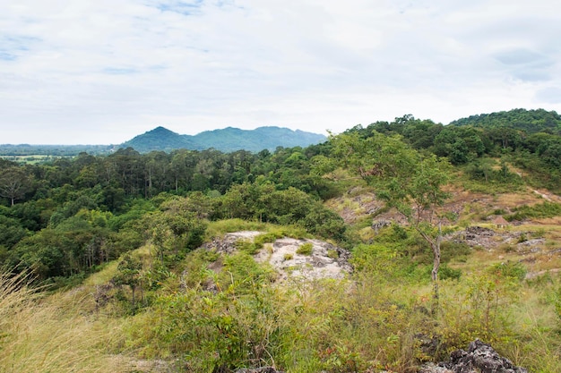 Blick auf die Landschaft mit dem Bergwald von Khao Lon Abenteuer für Thailänder und ausländische Reisende