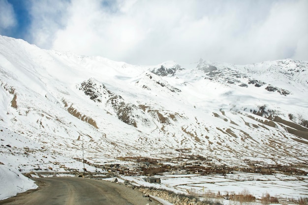 Blick auf die Landschaft mit dem Himalaya-Gebirge zwischen dem Straßenpass Khardung La und dem Nubra-Tal mit dem Dorf Khalsar in der Stadt Hunder während der Wintersaison in Leh Ladakh in Jammu und Kaschmir Indien