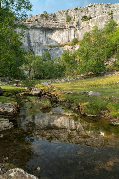 Blick auf die Landschaft rund um Malham Cove im Yorkshire Dales National Park