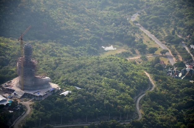 Blick auf die Landschaft und den Berg Khao Wong Phrachan mit Build Big Buddha-Statue in Lopburi Thailand