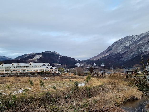 Blick auf die Landschaft Yufuin-Dorf im Winter nach Schneefall