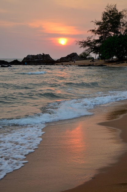 Blick auf die Landschaftsseelandschaft von Chao Lao Sandstrand und Wellenwasser im Meer Ozean bei Sonnenuntergang Dämmerungszeit für Thailänder und ausländische Reisende reisen besuchen und entspannen sich beim Schwimmen in Chanthaburi Thailand
