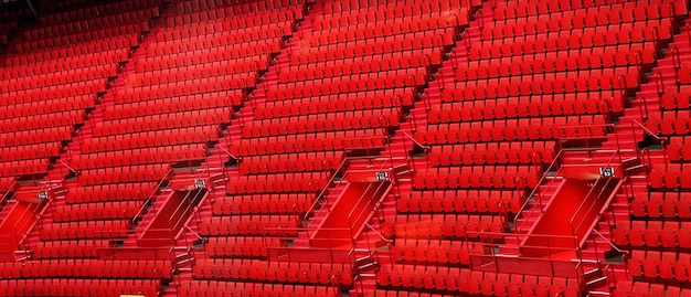 Blick auf die leere Tribüne des Stadions, alles in Rot