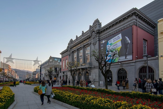 Blick auf die Liberty Avenue und die Fassade des Zirkustheaters