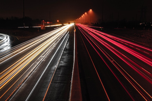 Blick auf die Lichtspuren auf der Straße bei Nacht