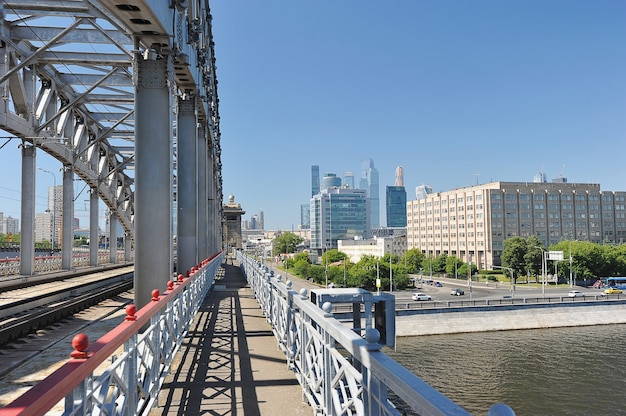 Blick auf die Luzhnetsky-Brücke in Moskau