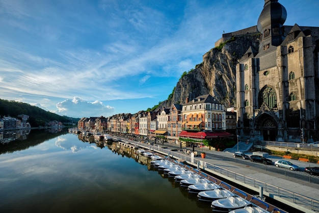 Blick auf die malerische dinant stadt belgien