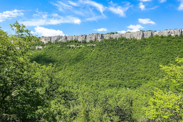 Blick auf die malerischen Krimberge in der Nähe der Höhlenstadt TepeKermen Krim Russland
