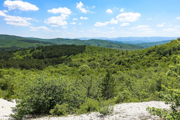 Blick auf die malerischen Krimberge von der Höhlenstadt TepeKermen im Sommer Krim