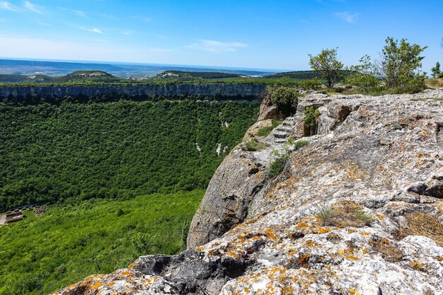 Blick auf die malerischen Krimberge von der Höhlenstadt TepeKermen im Sommer Krim