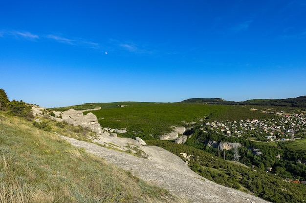 Blick auf die malerischen Krimberge von der Höhlenstadt TepeKermen im Sommer Krim