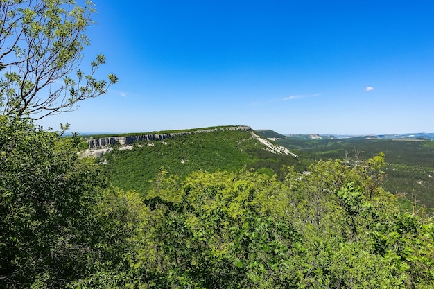 Blick auf die malerischen Krimberge von der Höhlenstadt TepeKermen im Sommer Mai 2021 Krim Russland