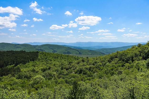 Blick auf die malerischen Krimberge von der Höhlenstadt TepeKermen im Sommer Mai 2021 Krim Russland