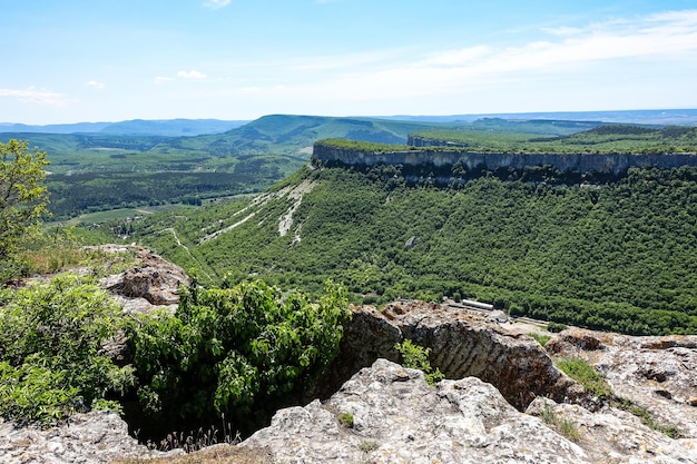 Blick auf die malerischen Krimberge von der Höhlenstadt TepeKermen im Sommer Mai 2021 Krim Russland